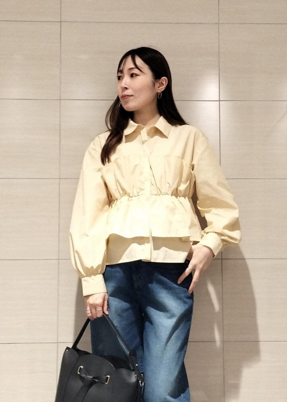 その他のサンダル、ブラック系のショルダーバッグ、ブルー系のデニムパンツを着用したレディースの秋コーディネートの2枚目の写真