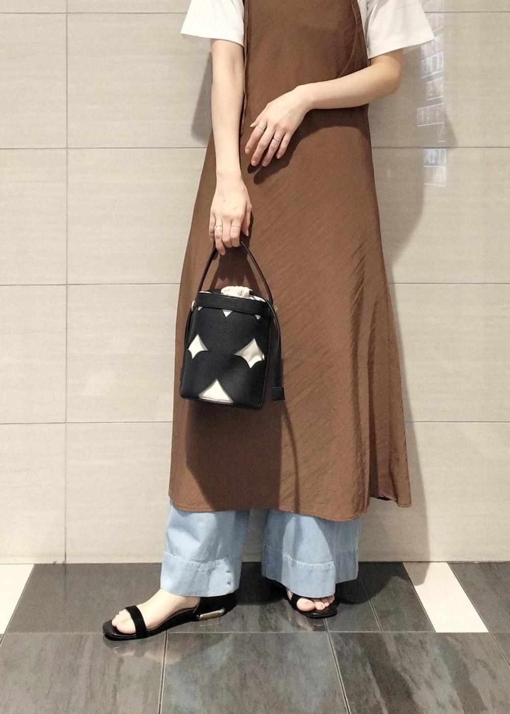 「夏コーデ、お出かけコーデ、旅行コーデ、レイヤード、パンツスタイル、VIS、ウェーブ、イエベ春、混合、トップス、Tシャツ/カットソー、キャミソール、パンツ、デニムパンツ、ワンピース」｜「VISの【洗える】カップ付きアシンメトリーキャミソール（キャミソール、ホワイト系）」を使った、miom1014さん（レディース・163cm）の夏コーディネートの8枚目の写真