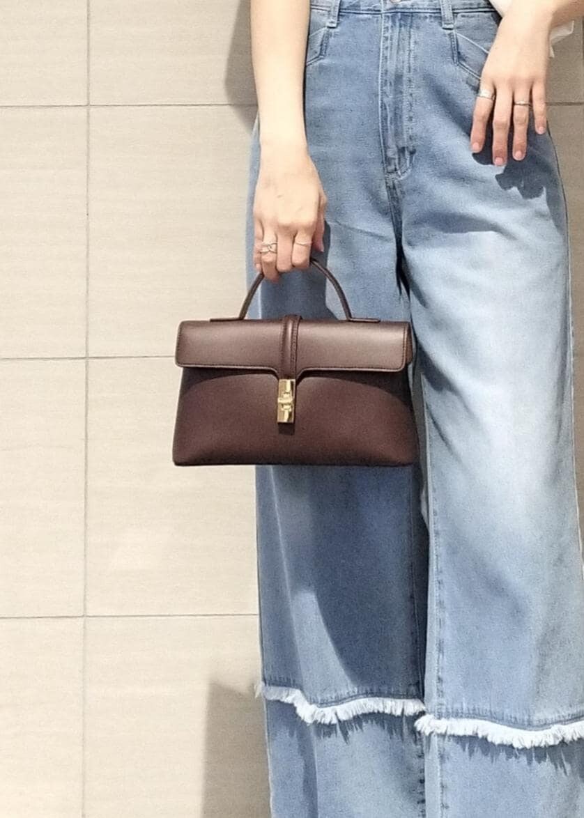 ブラウン系のショルダーバッグ、レッド系のサンダル、ホワイト系のキャミソールを着用したレディースの夏コーディネートの4枚目の写真