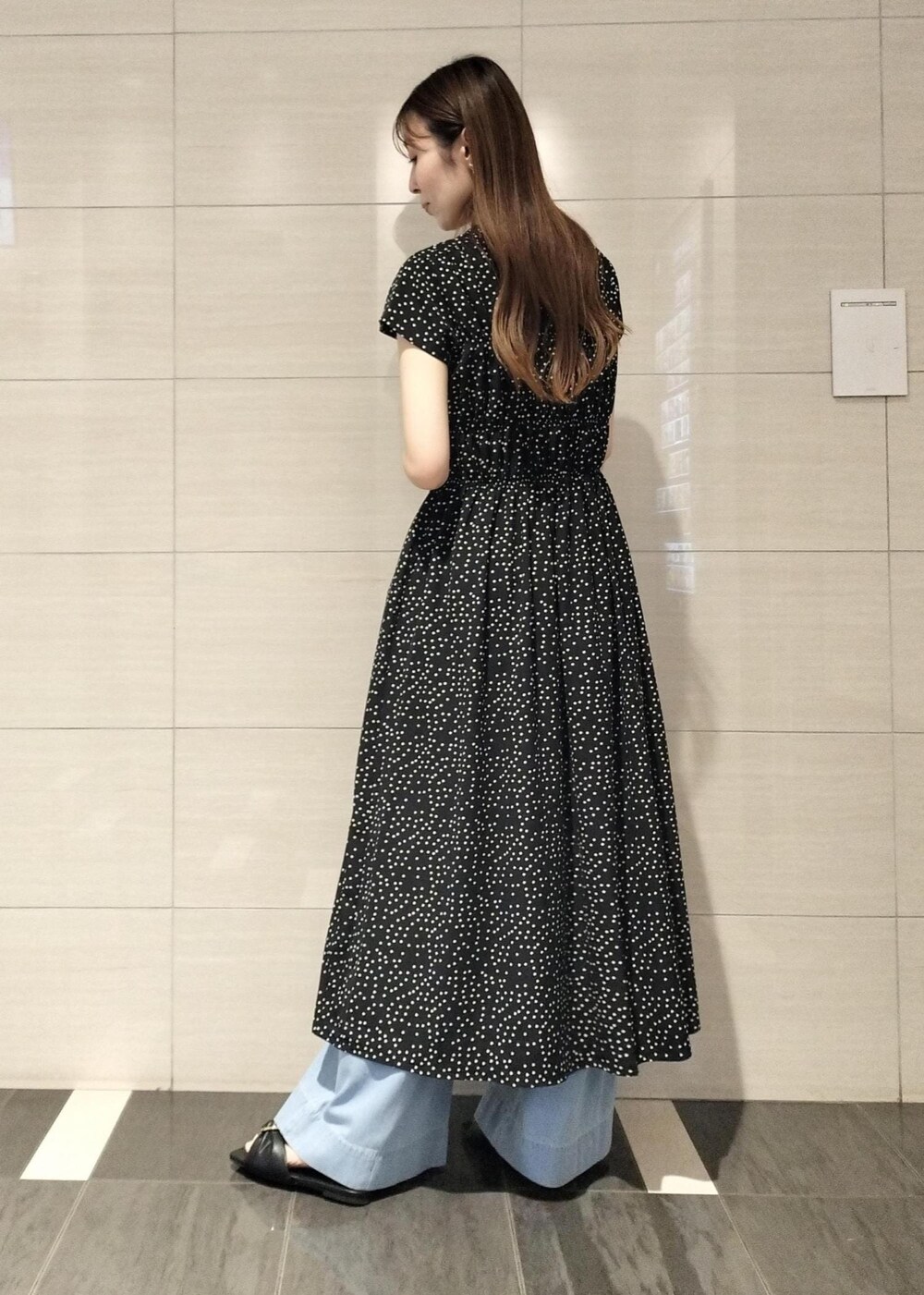 ブラック系のキャミソール、ブルー系のデニムパンツ、ブラック系のサンダルを着用したレディースの夏コーディネートの7枚目の写真