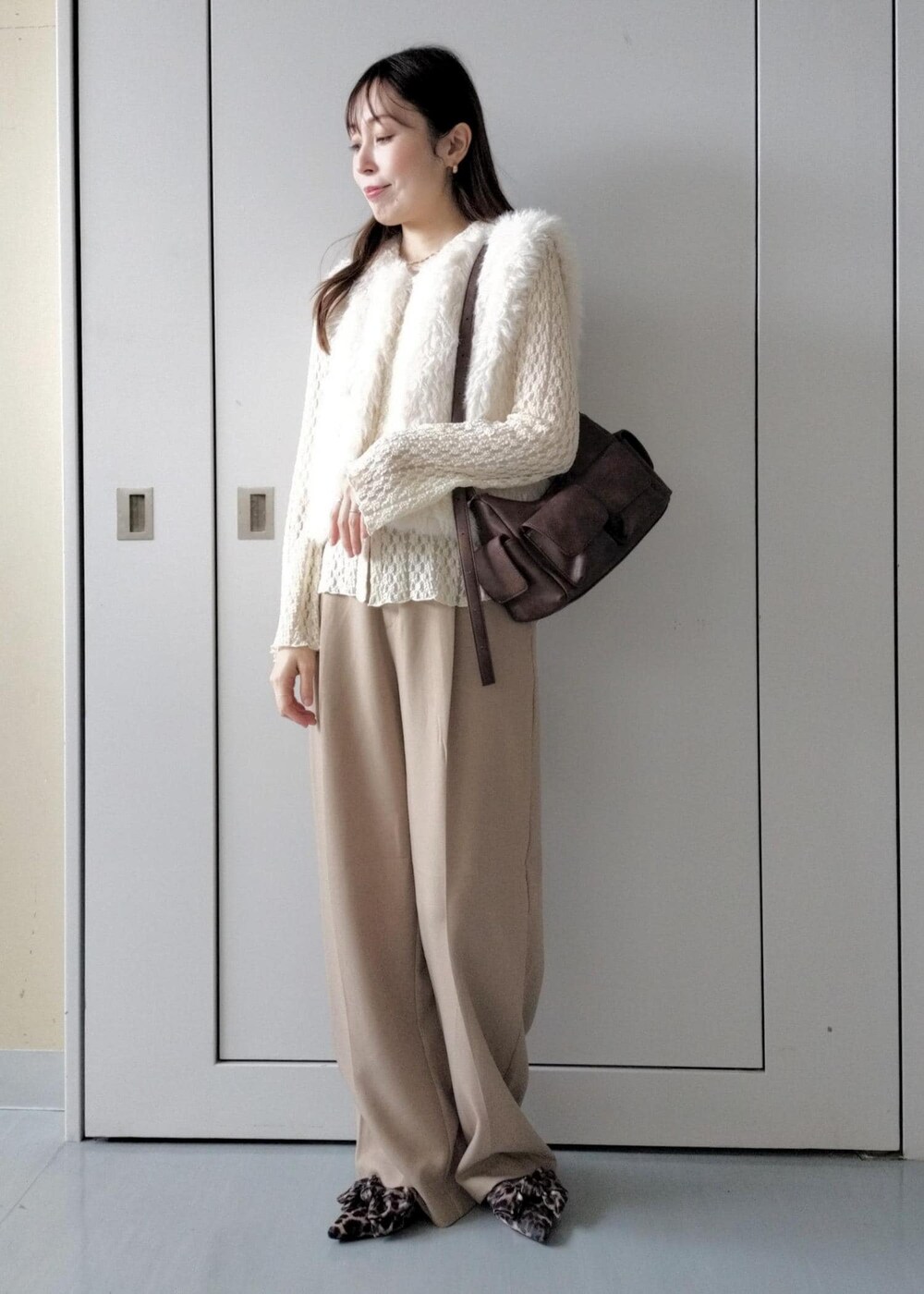 その他のサンダル、ホワイト系のキャミソール、ホワイト系のカーディガン/ボレロを着用したレディースの秋コーディネートの2枚目の写真