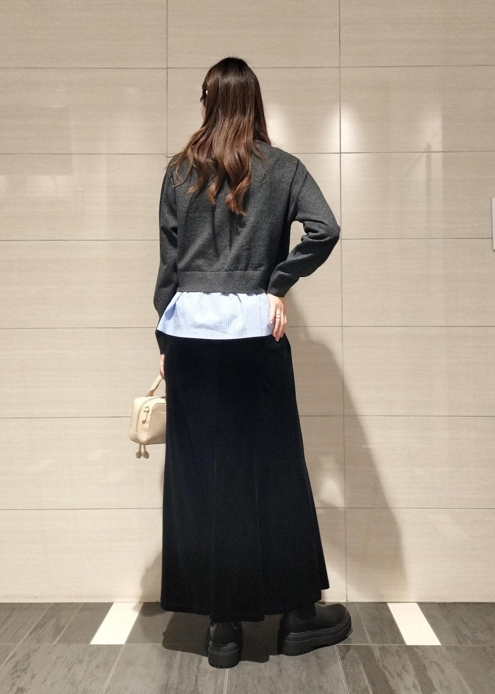 ベージュ系のボストンバッグ、ブラック系のブーツ、ブラウン系のキャミソールを着用したレディースの秋コーディネートの7枚目の写真