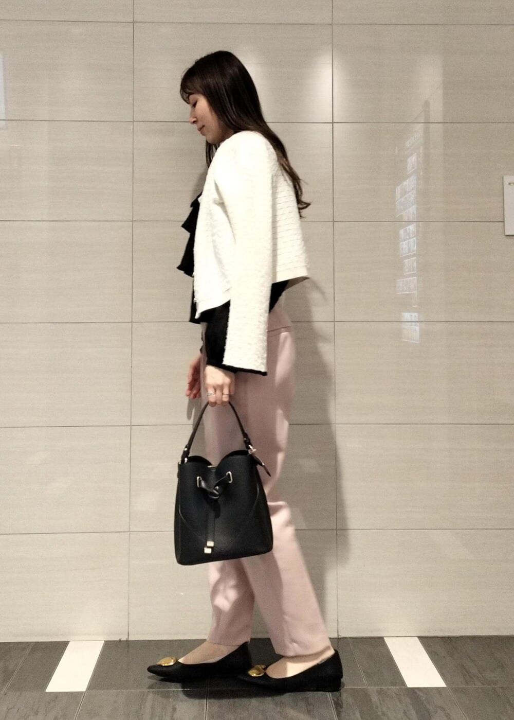 ブラック系のショルダーバッグ、ブラック系のバレエシューズ、ブラック系のシャツ/ブラウスを着用したレディースの春コーディネートの8枚目の写真