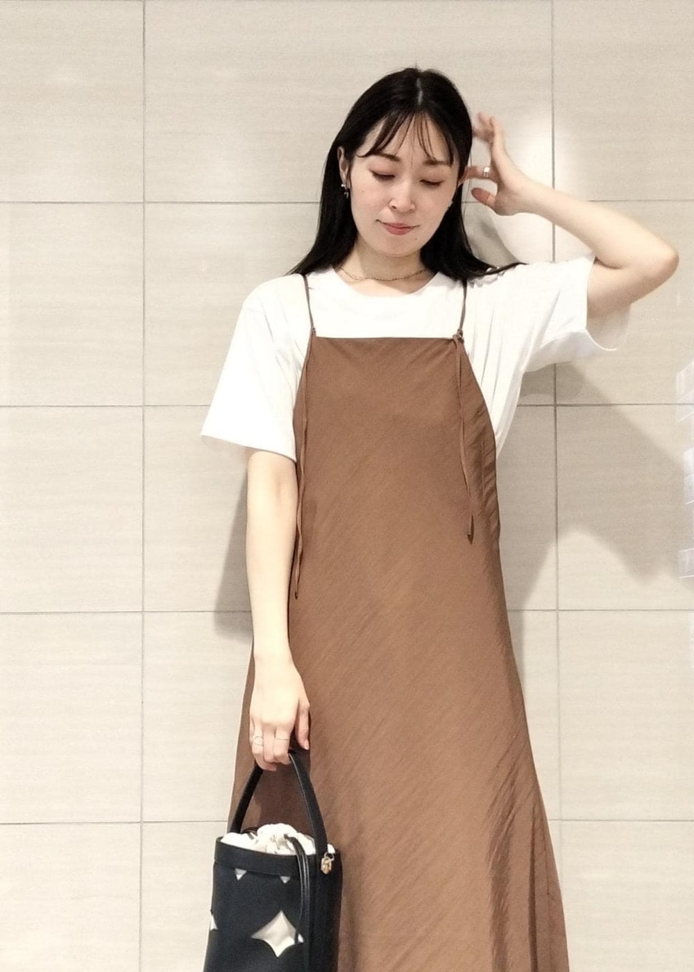 「夏コーデ、お出かけコーデ、旅行コーデ、レイヤード、パンツスタイル、VIS、ウェーブ、イエベ春、混合、トップス、Tシャツ/カットソー、キャミソール、パンツ、デニムパンツ、ワンピース」｜「VISの【洗える】カップ付きアシンメトリーキャミソール（キャミソール、ホワイト系）」を使った、miom1014さん（レディース・163cm）の夏コーディネートの3枚目の写真