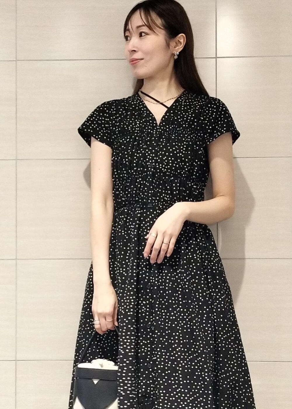 ブラック系のキャミソール、ブルー系のデニムパンツ、ブラック系のサンダルを着用したレディースの夏コーディネートの8枚目の写真