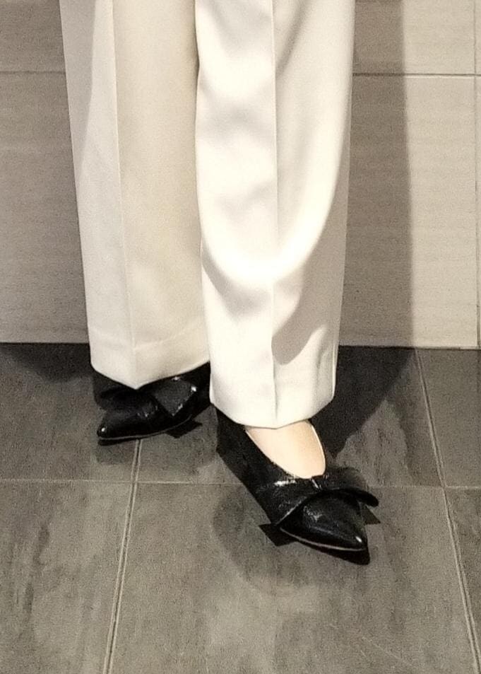 ブラック系のパンプス、ブルー系のシャツ/ブラウス、レッド系のカーディガン/ボレロを着用したレディースの冬コーディネートの6枚目の写真