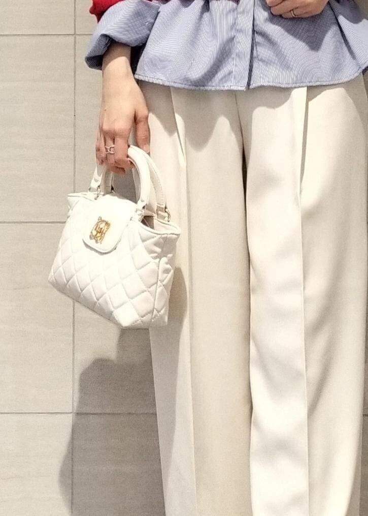 ブラック系のパンプス、ブルー系のシャツ/ブラウス、レッド系のカーディガン/ボレロを着用したレディースの冬コーディネートの8枚目の写真