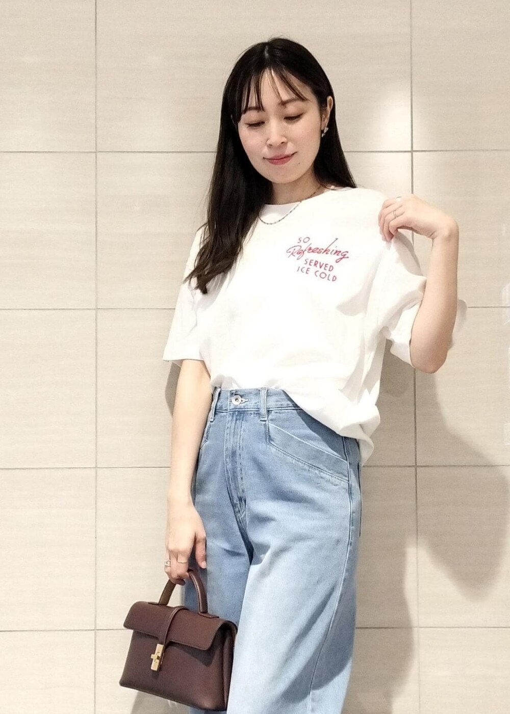 ブラウン系のショルダーバッグ、レッド系のサンダル、ホワイト系のキャミソールを着用したレディースの夏コーディネートの2枚目の写真