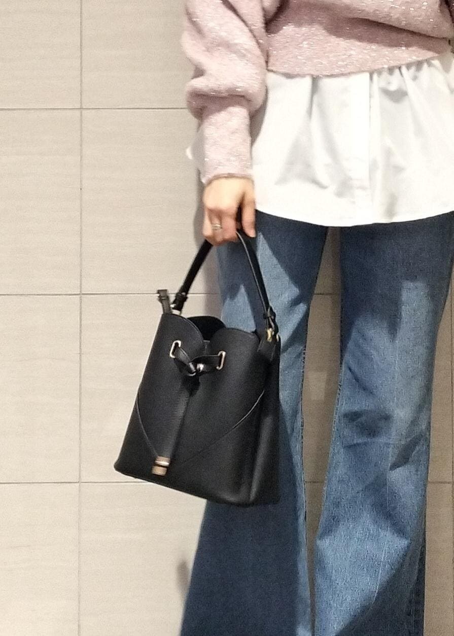 ブラック系のパンプス、ホワイト系のシャツ/ブラウス、ピンク系のニット/セーターを着用したレディースの冬コーディネートの7枚目の写真