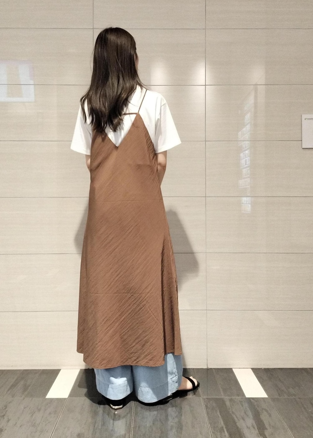 「夏コーデ、お出かけコーデ、旅行コーデ、レイヤード、パンツスタイル、VIS、ウェーブ、イエベ春、混合、トップス、Tシャツ/カットソー、キャミソール、パンツ、デニムパンツ、ワンピース」｜「VISの【洗える】カップ付きアシンメトリーキャミソール（キャミソール、ホワイト系）」を使った、miom1014さん（レディース・163cm）の夏コーディネートの5枚目の写真