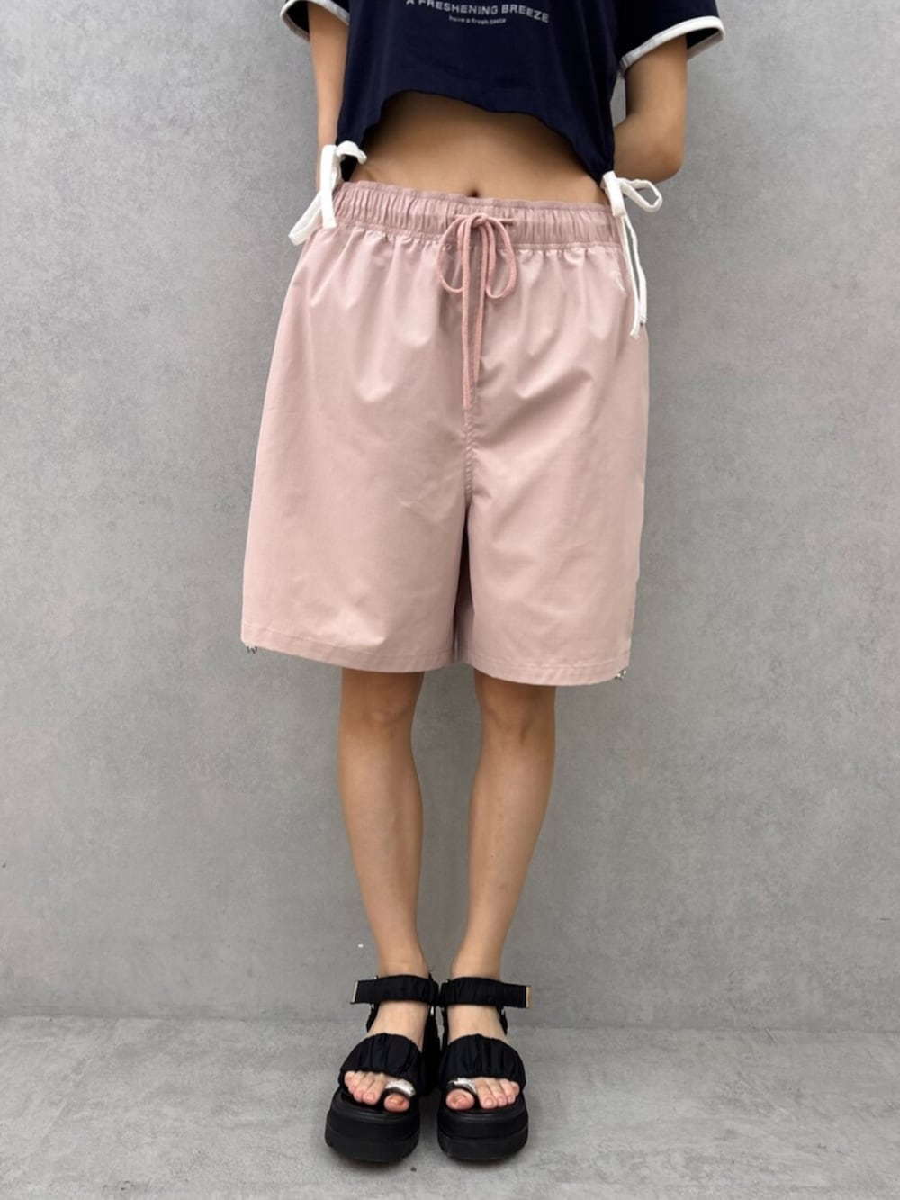 ブラック系のサンダル、ブルー系のTシャツ/カットソー、ピンク系のその他パンツを着用したレディースの夏コーディネートの4枚目の写真