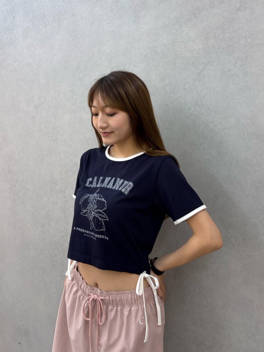ブラック系のサンダル、ブルー系のTシャツ/カットソー、ピンク系のその他パンツを着用したレディースの夏コーディネートの6枚目の写真
