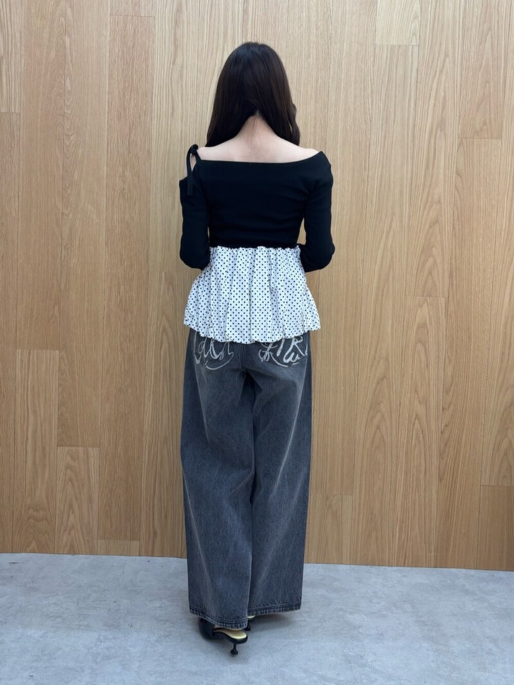 ブラック系のTシャツ/カットソー、ブラック系のその他パンツを着用したレディースの冬コーディネートの5枚目の写真