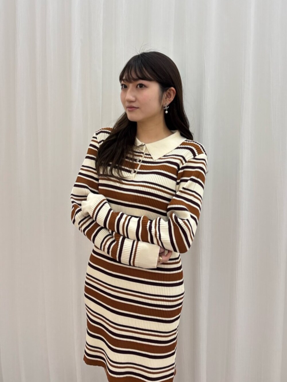 ブラック系のサンダル、ブラウン系のワンピースを着用したレディースの冬コーディネートの4枚目の写真