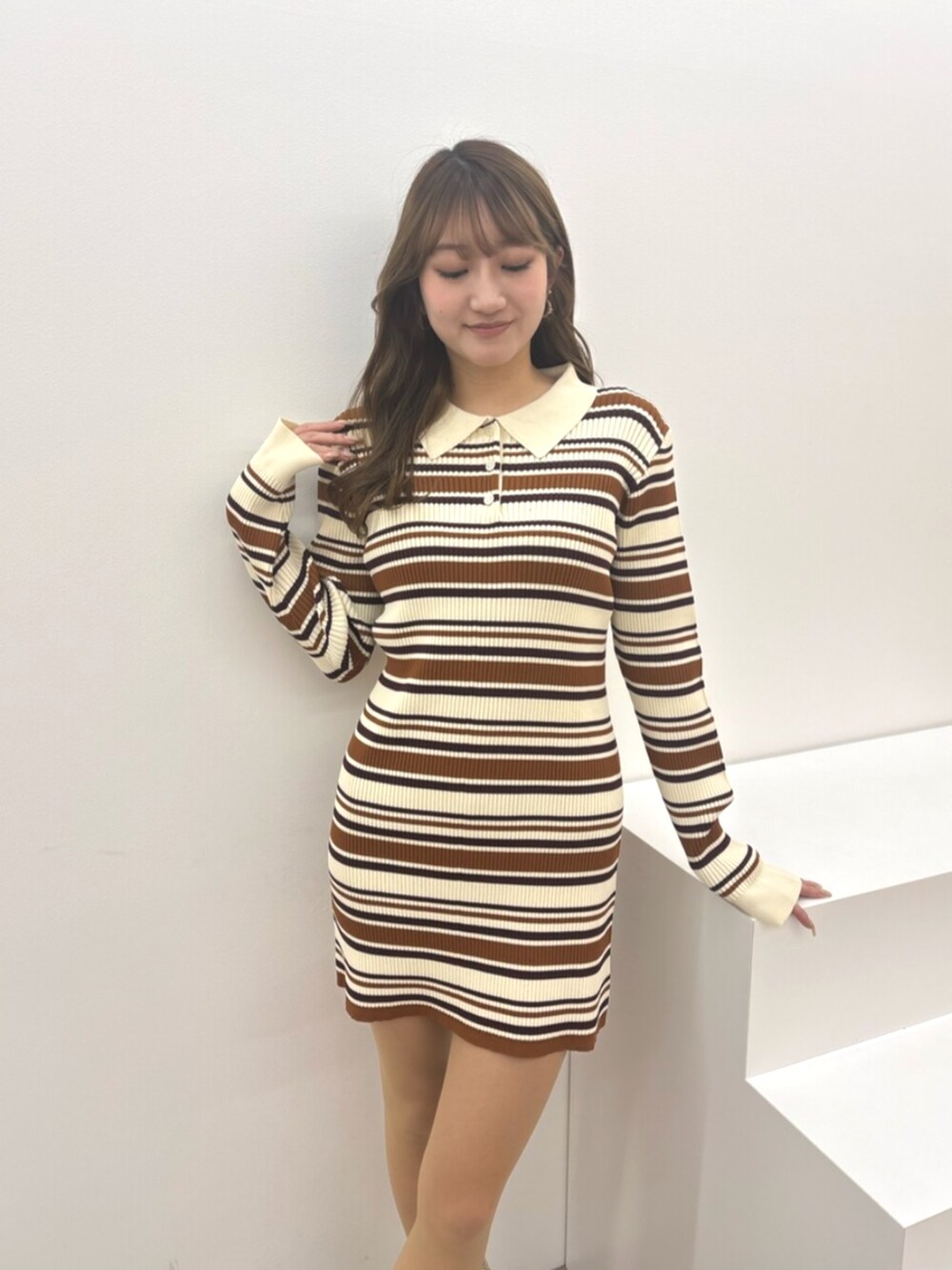 ホワイト系のブーツ、ブラウン系のワンピースを着用したレディースの冬コーディネートの4枚目の写真