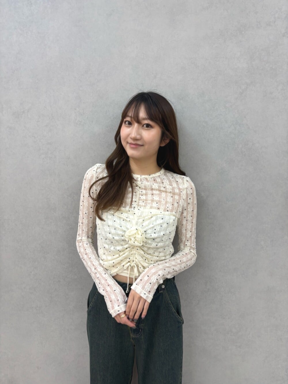 ホワイト系のTシャツ/カットソー、ブラック系のサンダル、ブルー系のデニムパンツを着用したレディースの春コーディネートの6枚目の写真