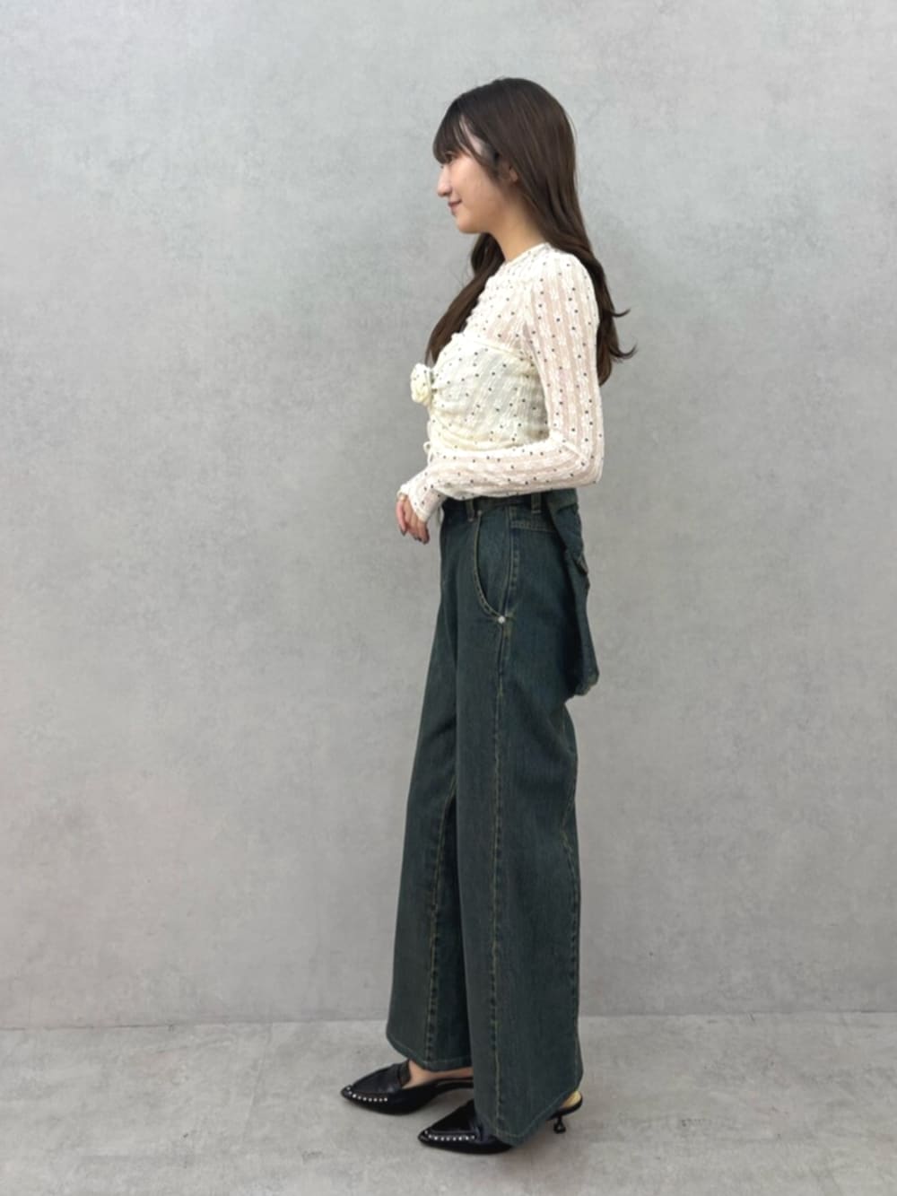 ホワイト系のTシャツ/カットソー、ブラック系のサンダル、ブルー系のデニムパンツを着用したレディースの春コーディネートの3枚目の写真