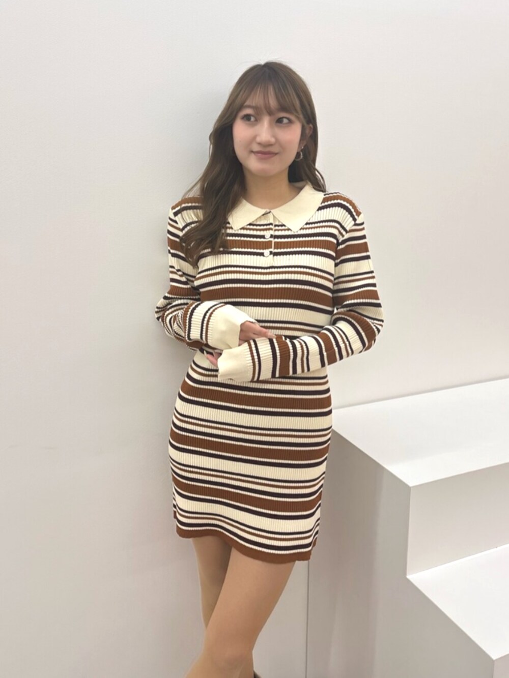 ホワイト系のブーツ、ブラウン系のワンピースを着用したレディースの冬コーディネートの5枚目の写真