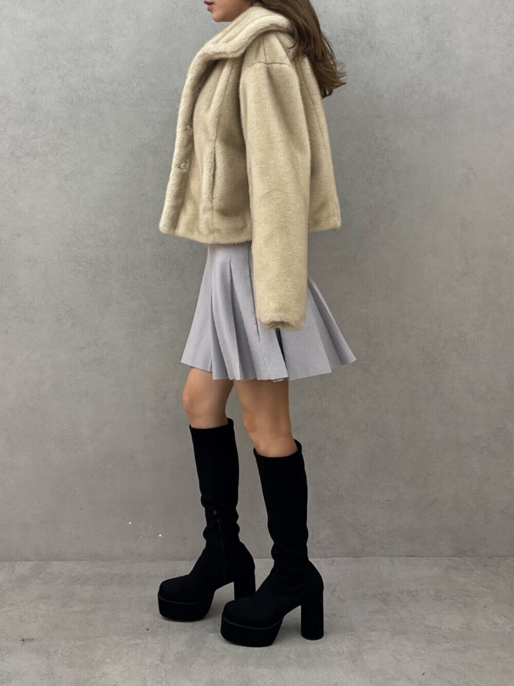 ブラック系のブーツ、ベージュ系のブルゾン、グレー系のワンピースを着用したレディースの秋コーディネートの2枚目の写真