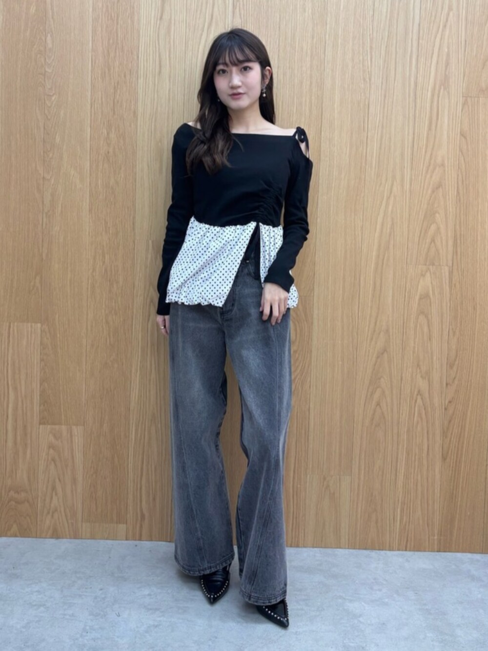 ブラック系のTシャツ/カットソー、ブラック系のその他パンツを着用したレディースの冬コーディネートの2枚目の写真