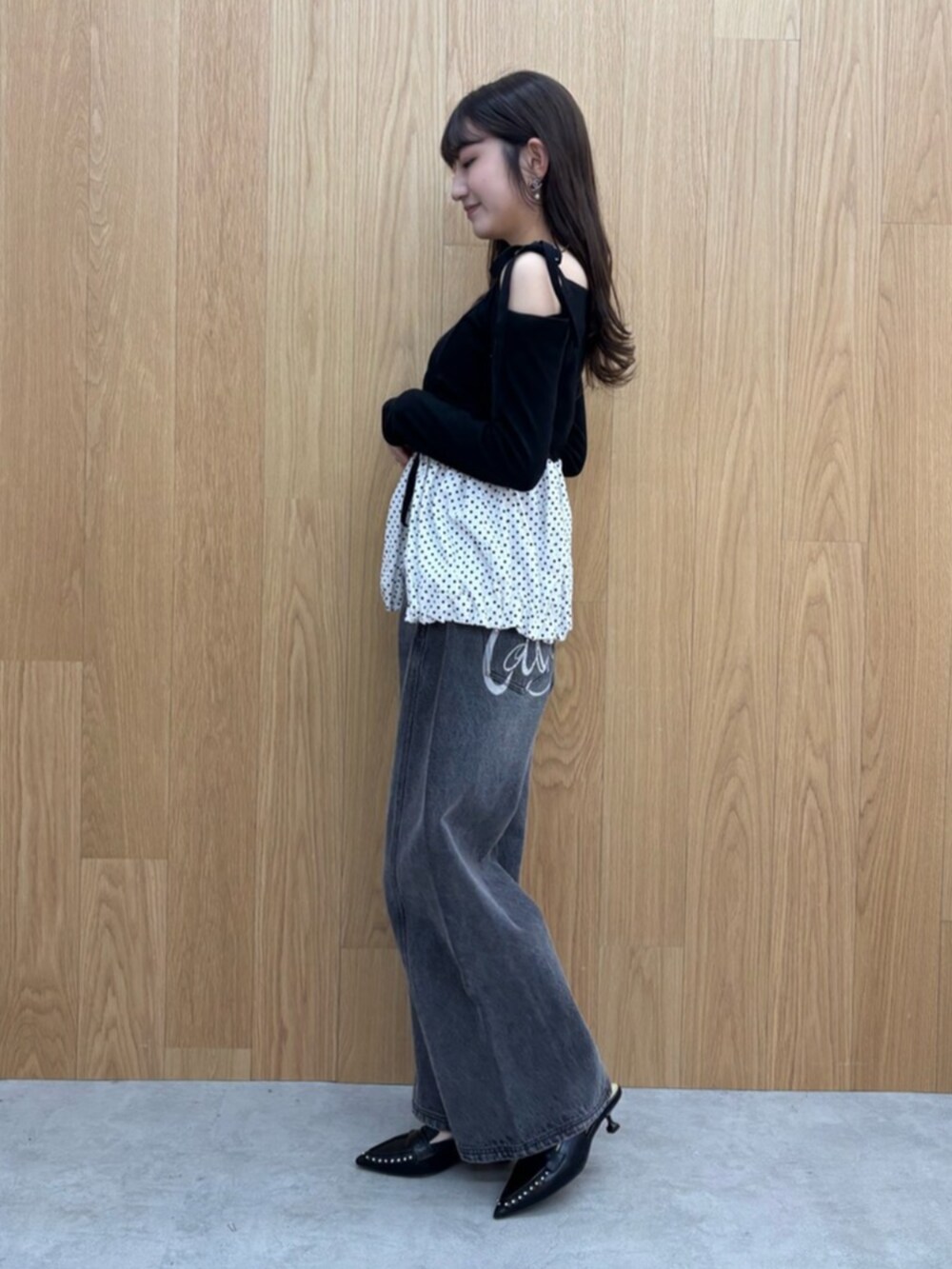 ブラック系のTシャツ/カットソー、ブラック系のその他パンツを着用したレディースの冬コーディネートの4枚目の写真