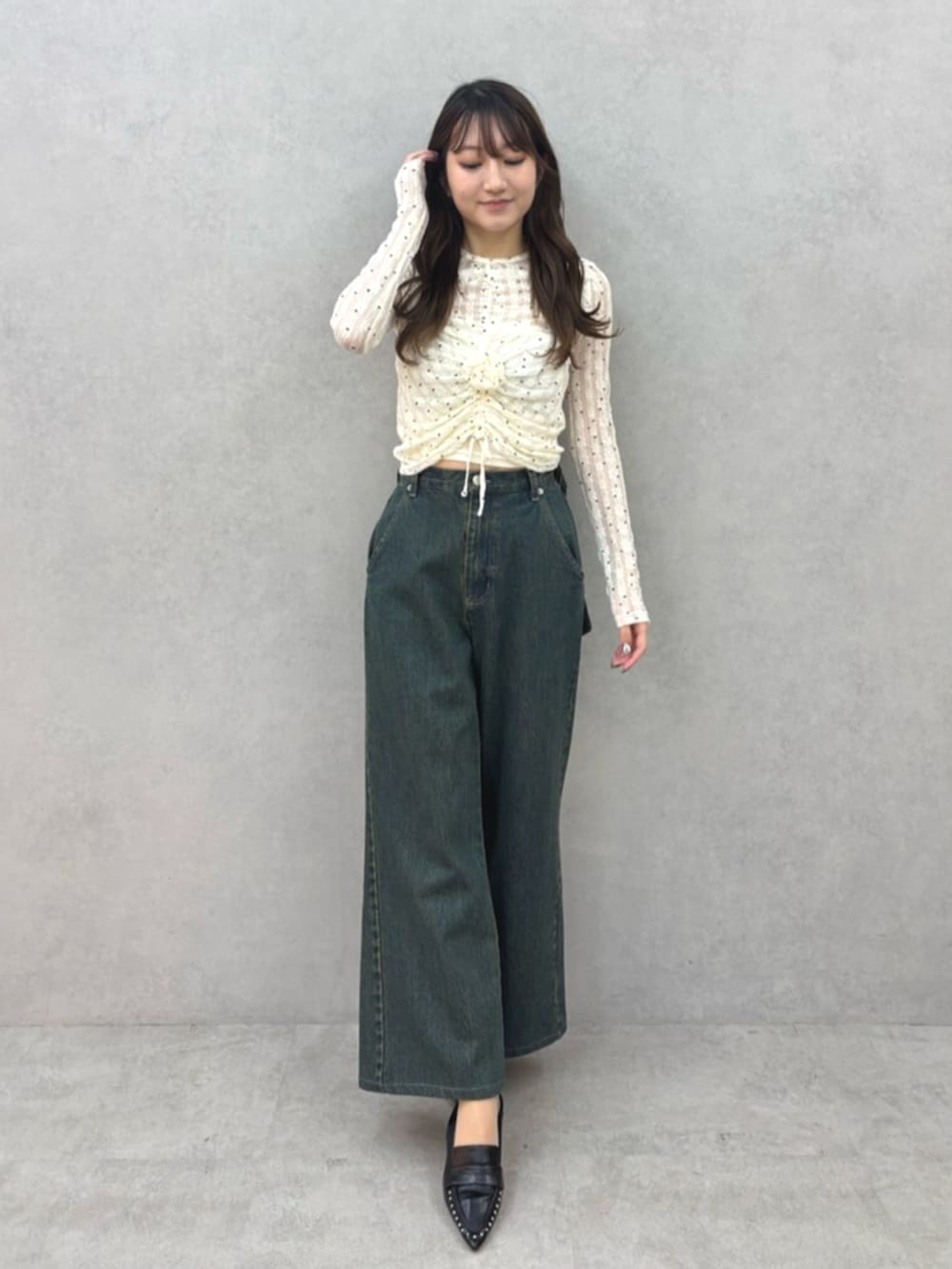 ホワイト系のTシャツ/カットソー、ブラック系のサンダル、ブルー系のデニムパンツを着用したレディースの春コーディネートの2枚目の写真