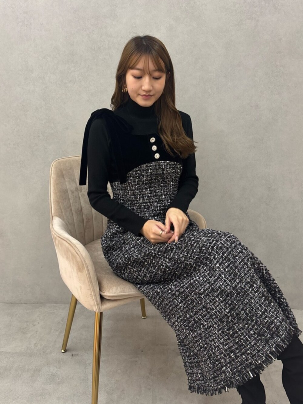 ブラック系のブーツ、ブラック系のワンピースを着用したレディースの秋コーディネートの4枚目の写真