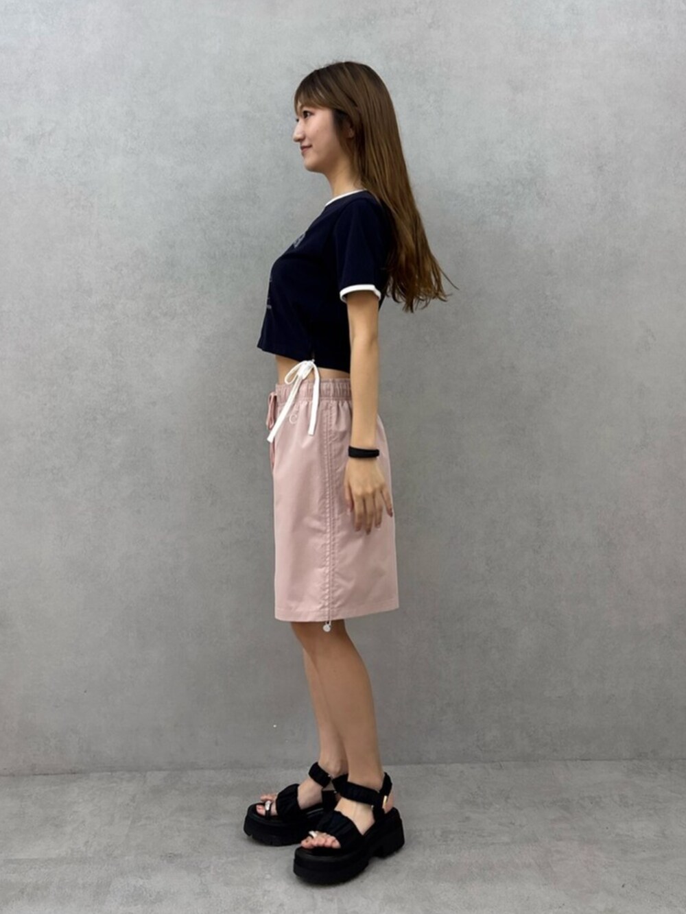 ブラック系のサンダル、ブルー系のTシャツ/カットソー、ピンク系のその他パンツを着用したレディースの夏コーディネートの3枚目の写真