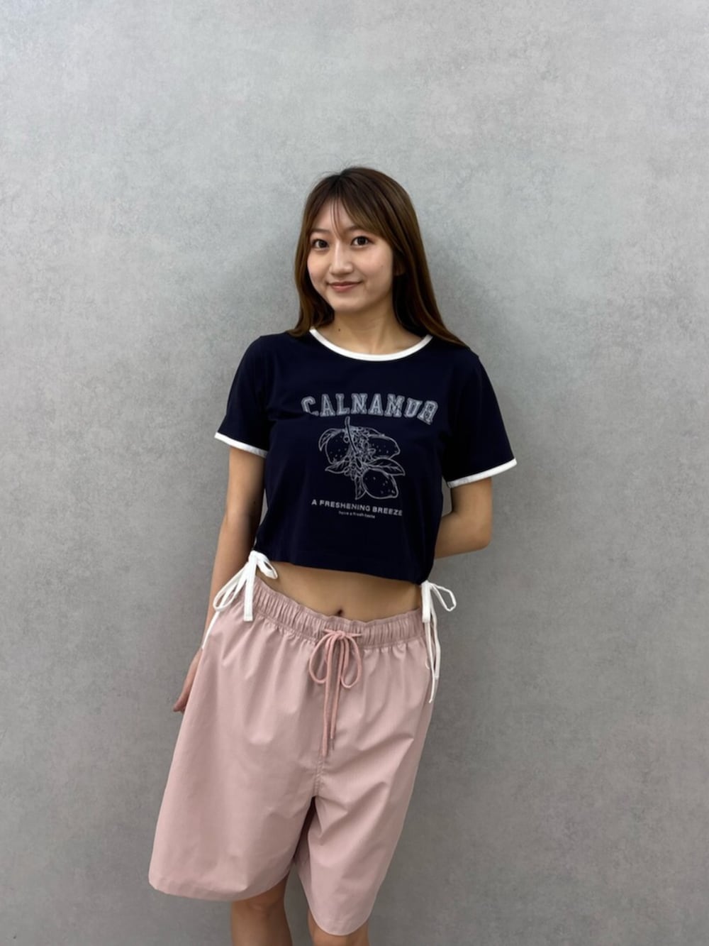 ブラック系のサンダル、ブルー系のTシャツ/カットソー、ピンク系のその他パンツを着用したレディースの夏コーディネートの5枚目の写真