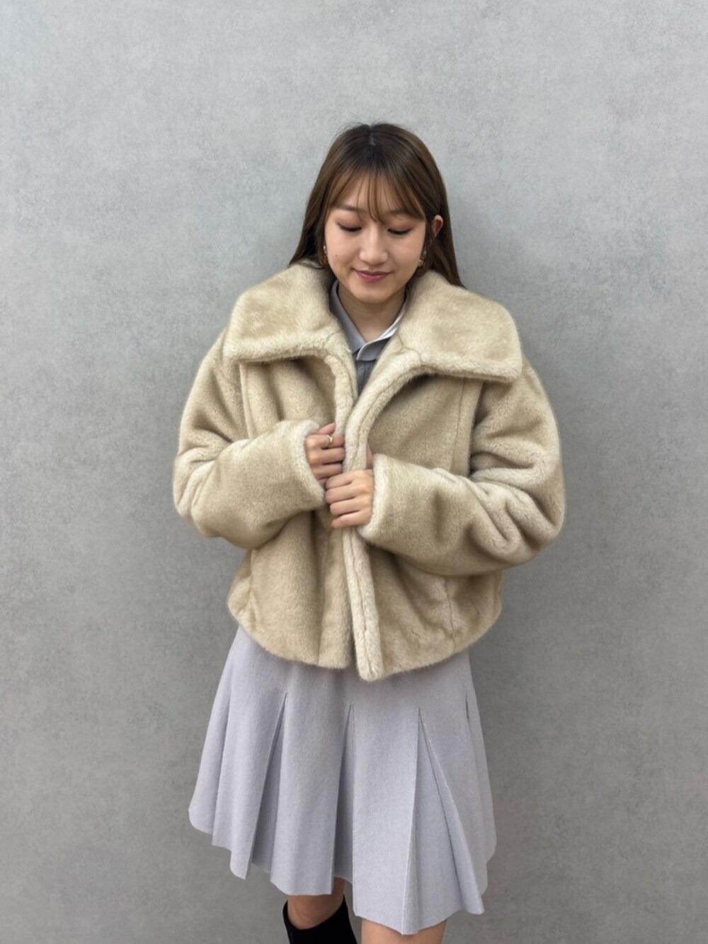 ブラック系のブーツ、ベージュ系のブルゾン、グレー系のワンピースを着用したレディースの秋コーディネートの5枚目の写真