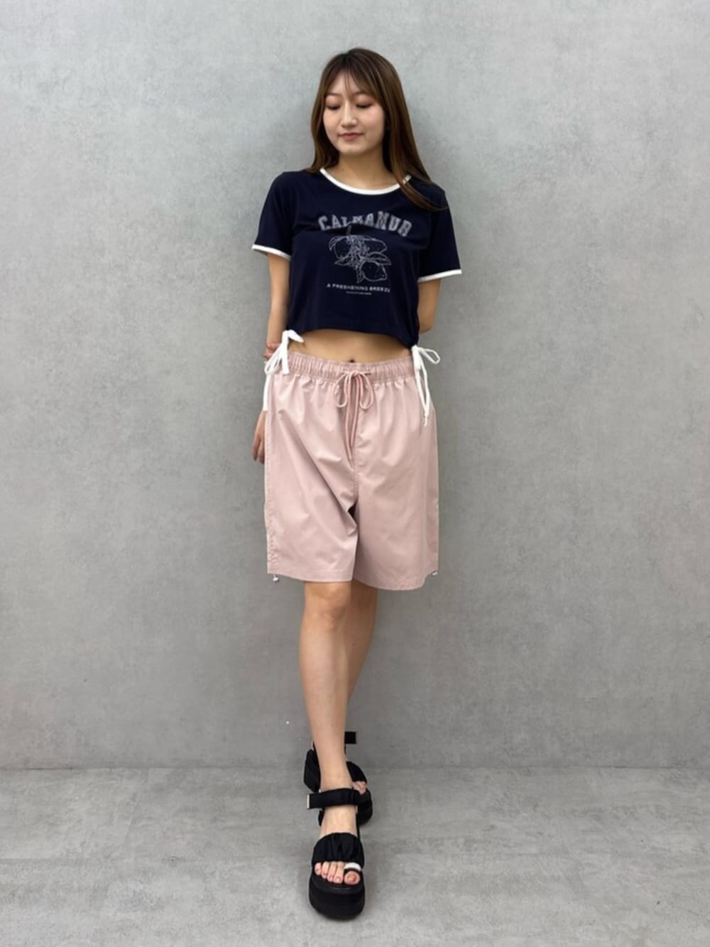 ブラック系のサンダル、ブルー系のTシャツ/カットソー、ピンク系のその他パンツを着用したレディースの夏コーディネートの2枚目の写真
