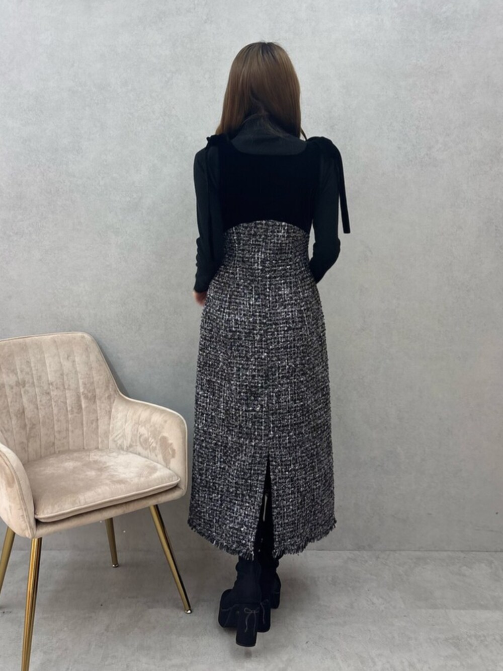 ブラック系のブーツ、ブラック系のワンピースを着用したレディースの秋コーディネートの3枚目の写真