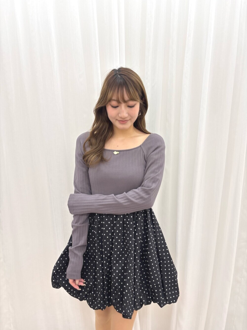 ホワイト系のブーツ、グレー系のワンピースを着用したレディースの冬コーディネートの5枚目の写真