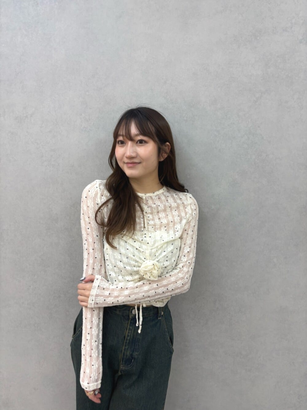 ホワイト系のTシャツ/カットソー、ブラック系のサンダル、ブルー系のデニムパンツを着用したレディースの春コーディネートの5枚目の写真