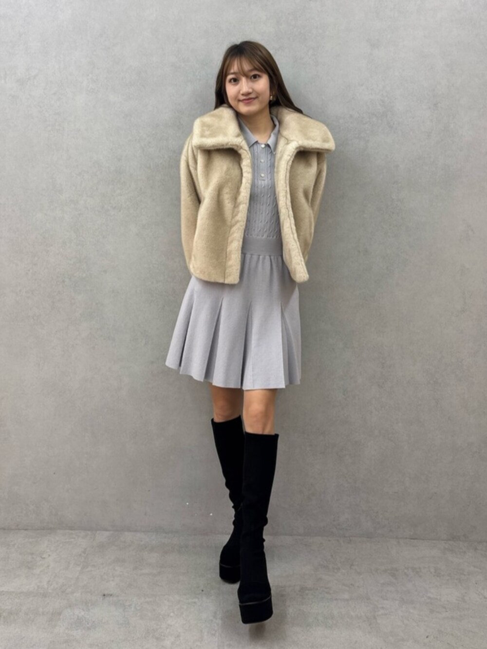 ブラック系のブーツ、ベージュ系のブルゾン、グレー系のワンピースを着用したレディースの秋コーディネートの4枚目の写真