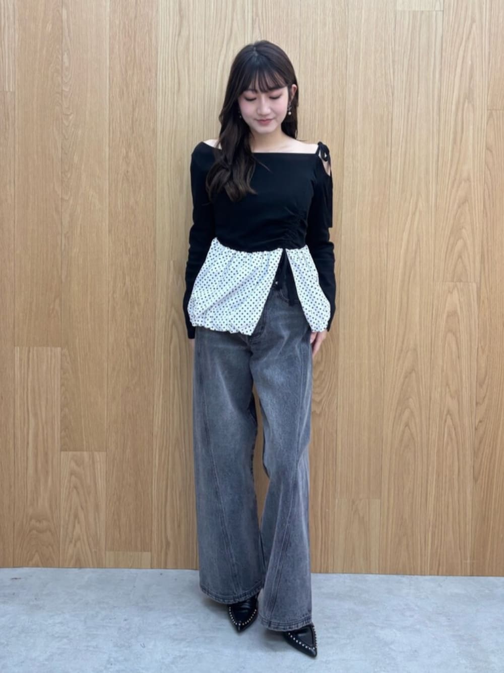 ブラック系のTシャツ/カットソー、ブラック系のその他パンツを着用したレディースの冬コーディネートの3枚目の写真