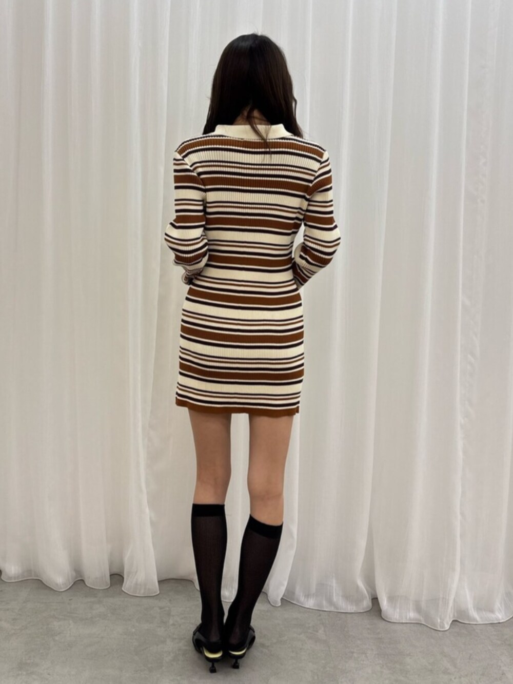 ブラック系のサンダル、ブラウン系のワンピースを着用したレディースの冬コーディネートの3枚目の写真