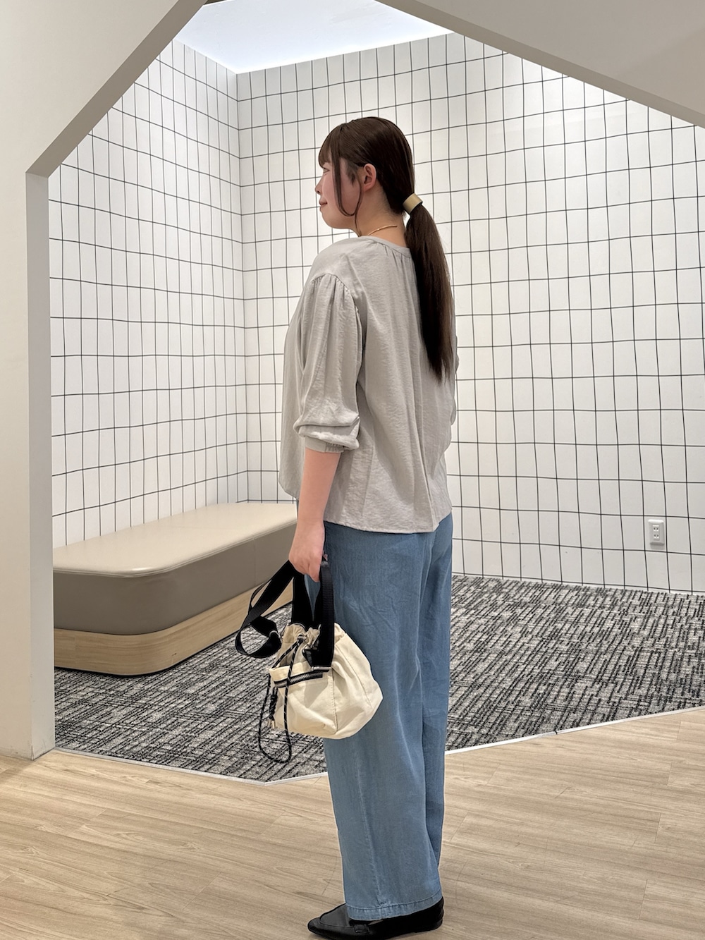 グレー系のシャツ/ブラウス、ブルー系のその他パンツを着用したレディースの春コーディネートの2枚目の写真