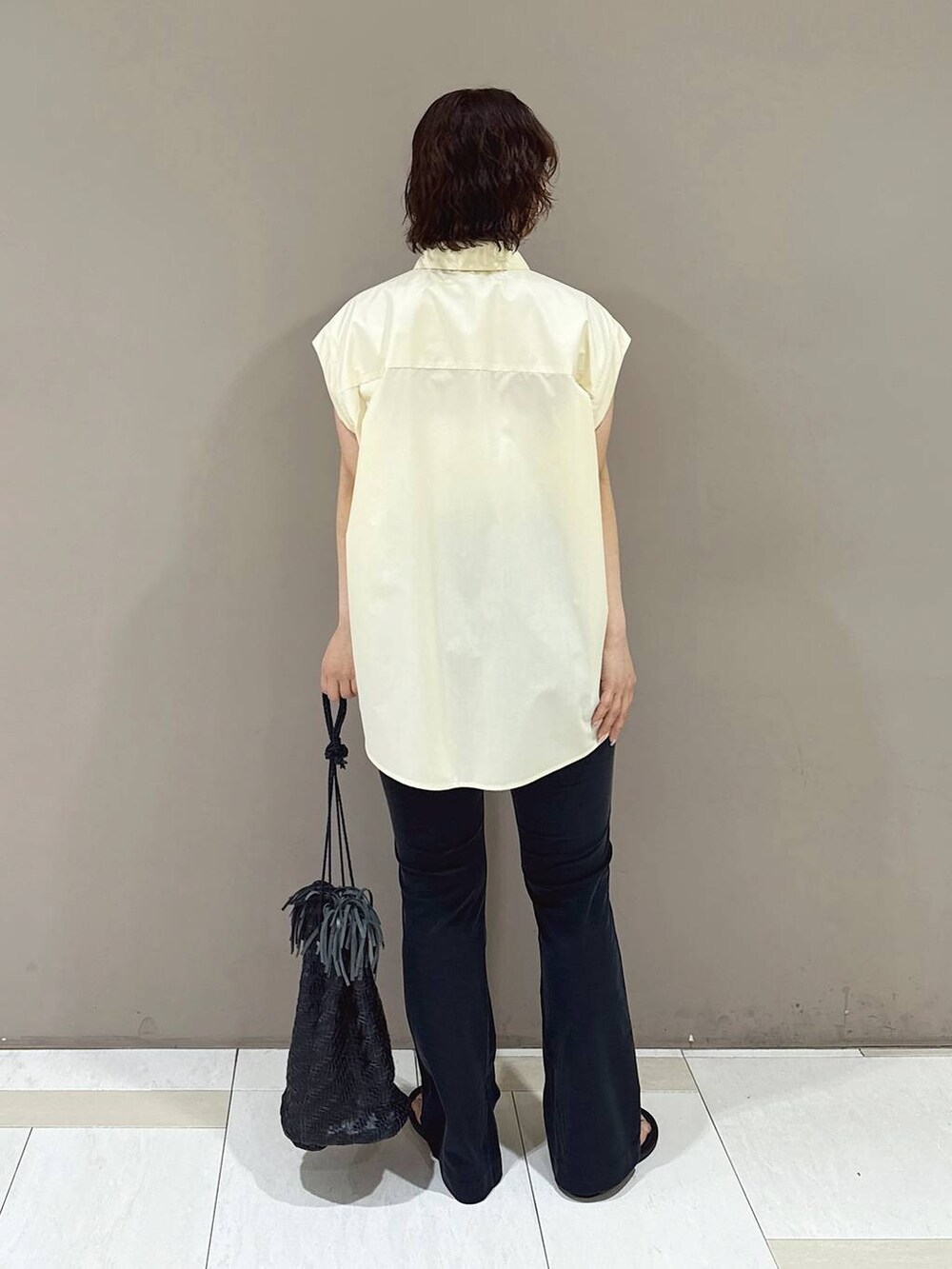 ベージュ系のシャツ/ブラウス、ブラック系のその他パンツ、ブラック系のショルダーバッグを着用したレディースの夏コーディネートの3枚目の写真