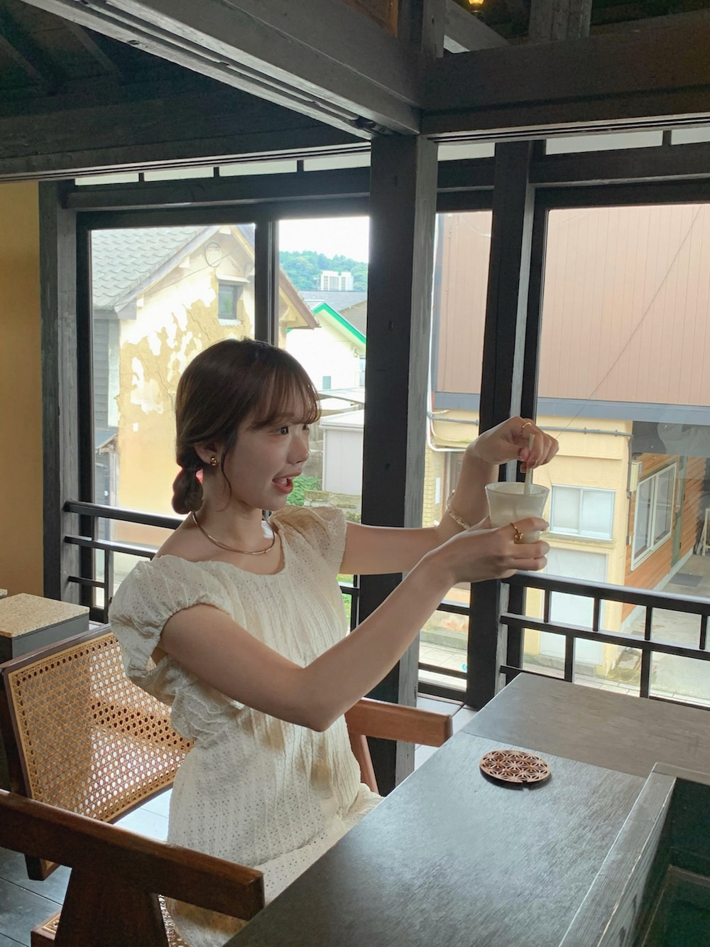 ベージュ系のTシャツ/カットソー、ホワイト系のバッグ、ホワイト系のその他パンツを着用したレディースの夏コーディネートの3枚目の写真