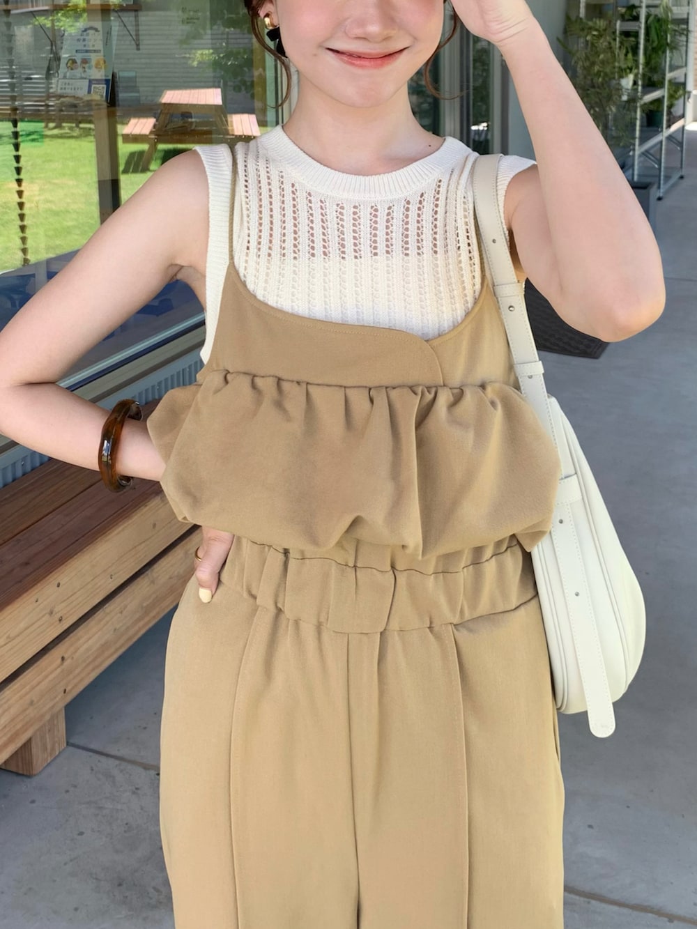 ベージュ系のパンプス、ホワイト系のキャミソール、ホワイト系のトップスを着用したレディースの夏コーディネートの2枚目の写真