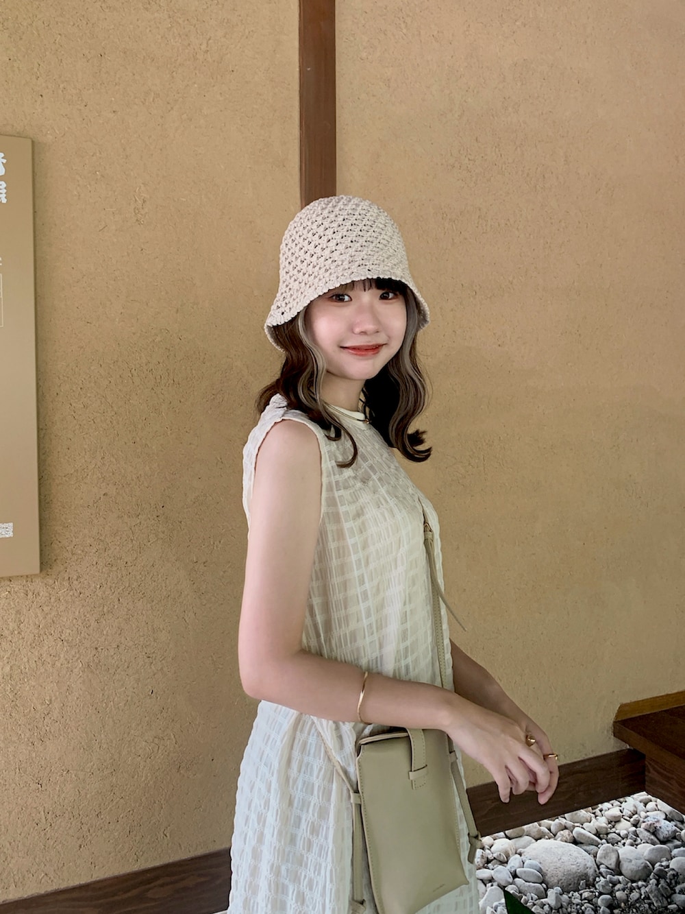 ホワイト系のその他パンツ、ホワイト系のワンピース/ドレス、ベージュ系のサンダルを着用したレディースの夏コーディネートの2枚目の写真