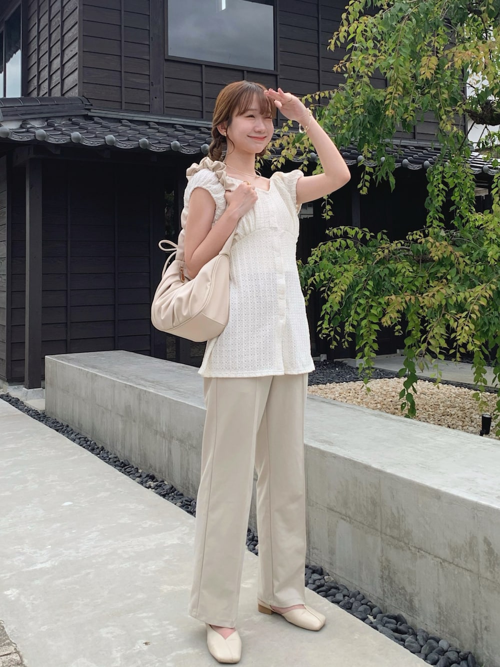 ベージュ系のTシャツ/カットソー、ホワイト系のバッグ、ホワイト系のその他パンツを着用したレディースの夏コーディネートの2枚目の写真