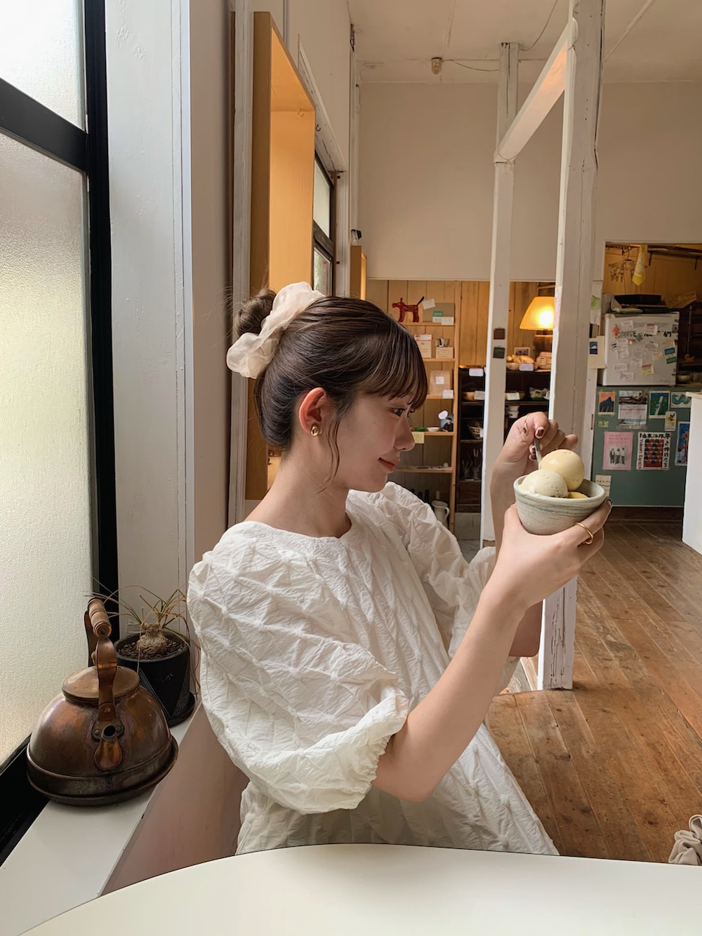 ベージュ系のサンダル、ホワイト系のワンピース、ベージュ系のトップスを着用したレディースの夏コーディネートの2枚目の写真