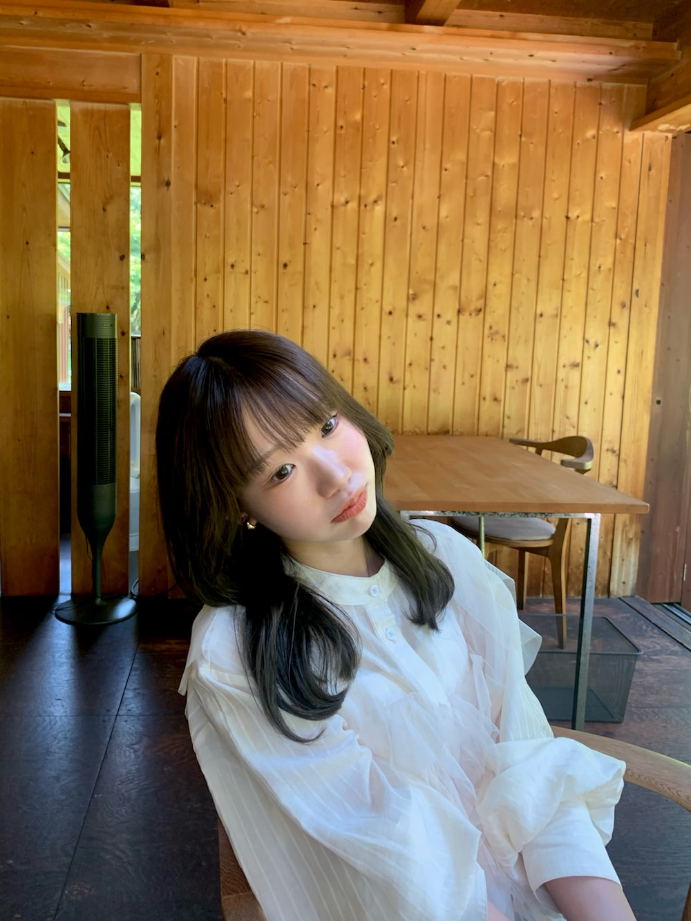 ホワイト系のシャツ/ブラウス、ベージュ系のサンダル、ブラウン系のパンツを着用したレディースの夏コーディネートの2枚目の写真