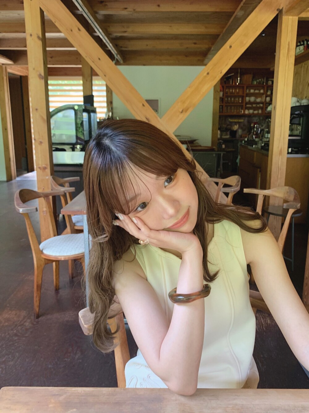 ホワイト系のワンピース/ドレス、グレー系のハンドバッグ、ベージュ系のパンプスを着用したレディースの夏コーディネートの2枚目の写真