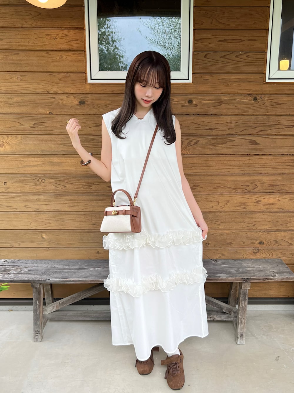 「スニーカー、夏コーデ、韓国ファッション、シャツスタイル、シャツワンピ、ショルダーバッグ、プチプラ、ノースリーブ、お出かけコーデ、フェススタイル、アウトドアスタイル、淡色女子、淡色コーデ、フリル、チュール」｜「DIAVELの【３色展開】スエードベルトスニーカー（スニーカー、ブラウン系）」を使った、misuzuさん（骨格ウェーブ・レディース・161cm）の夏コーディネートの2枚目の写真