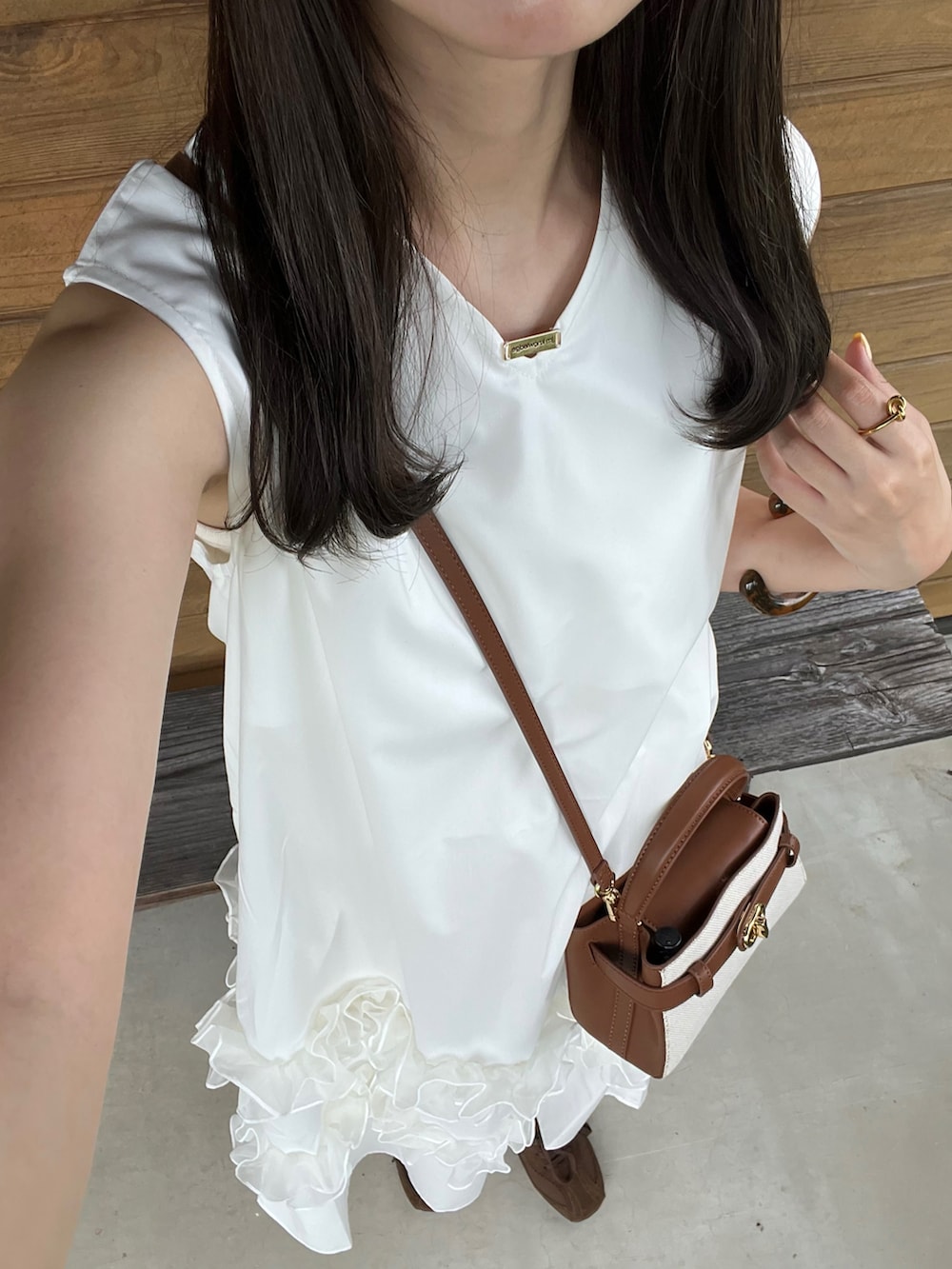 「スニーカー、夏コーデ、韓国ファッション、シャツスタイル、シャツワンピ、ショルダーバッグ、プチプラ、ノースリーブ、お出かけコーデ、フェススタイル、アウトドアスタイル、淡色女子、淡色コーデ、フリル、チュール」｜「DIAVELの【３色展開】スエードベルトスニーカー（スニーカー、ブラウン系）」を使った、misuzuさん（骨格ウェーブ・レディース・161cm）の夏コーディネートの3枚目の写真