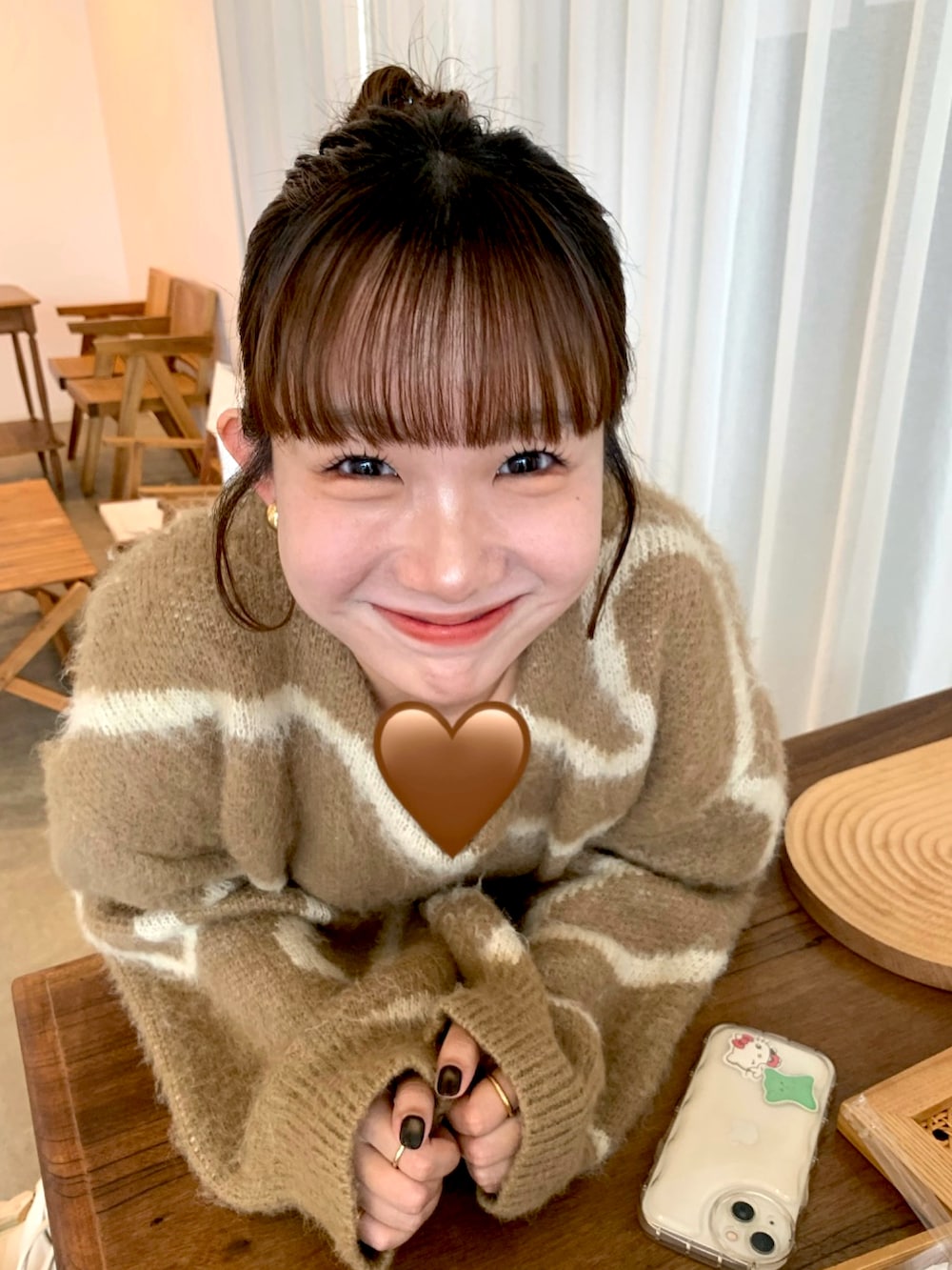 ブラウン系のニット/セーター、ベージュ系のトップス、ブラック系のパンツを着用したレディースの秋コーディネートの2枚目の写真