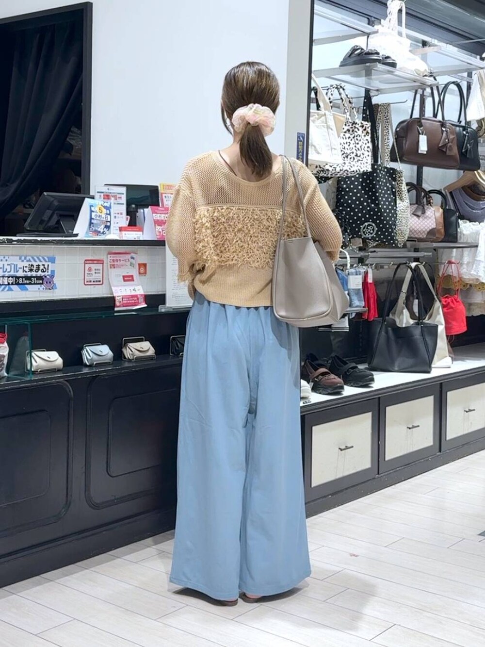 ブラウン系のサンダル、ベージュ系のカーディガン/ボレロ、ベージュ系のショルダーバッグを着用したレディースの夏コーディネートの3枚目の写真